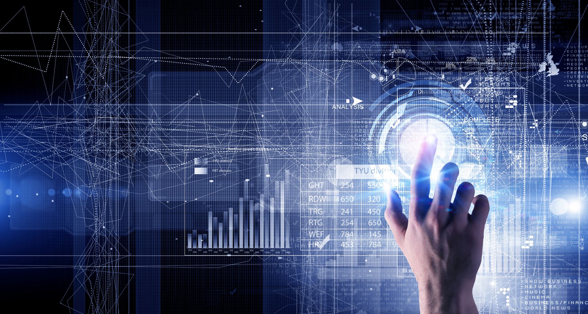 Eine Hand berührt eine holografische, digitale Benutzeroberfläche mit verschiedenen Diagrammen, Daten und Netzwerkanalysen. Im Hintergrund sind grafische Darstellungen von Linien, Zahlen und technischen Informationen zu sehen. Das Bild symbolisiert die Interaktion zwischen Mensch und Daten in einem modernen, technologiegetriebenen Umfeld, typisch für die Anwendung von Sensoren und Big Data in der Industrie.“