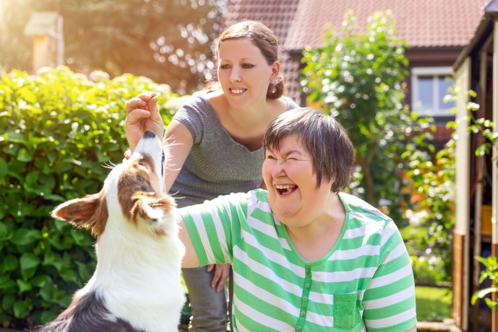 Eine lachende Frau mit einer Betreuerin