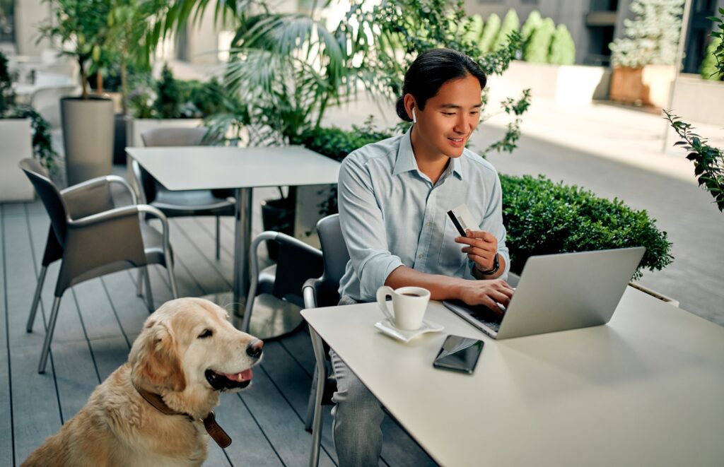 Selbstständiger mit Hund im Café, Hundefutter purinarm