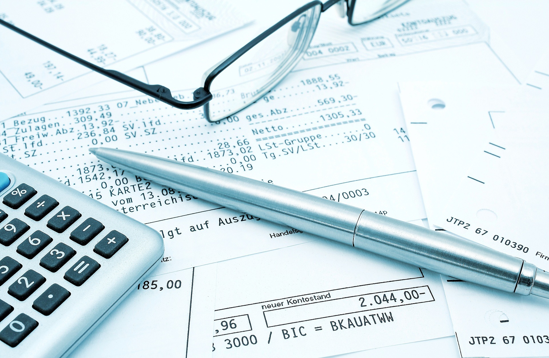 Lohnzettel mit Brille und Stift | Heizlastberechnung 