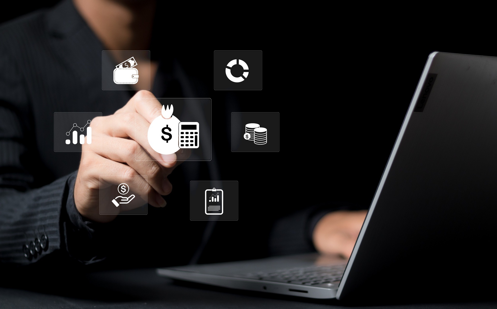 Digitale Finanzsymbole über Laptop | Heizölpreise Leipzig

