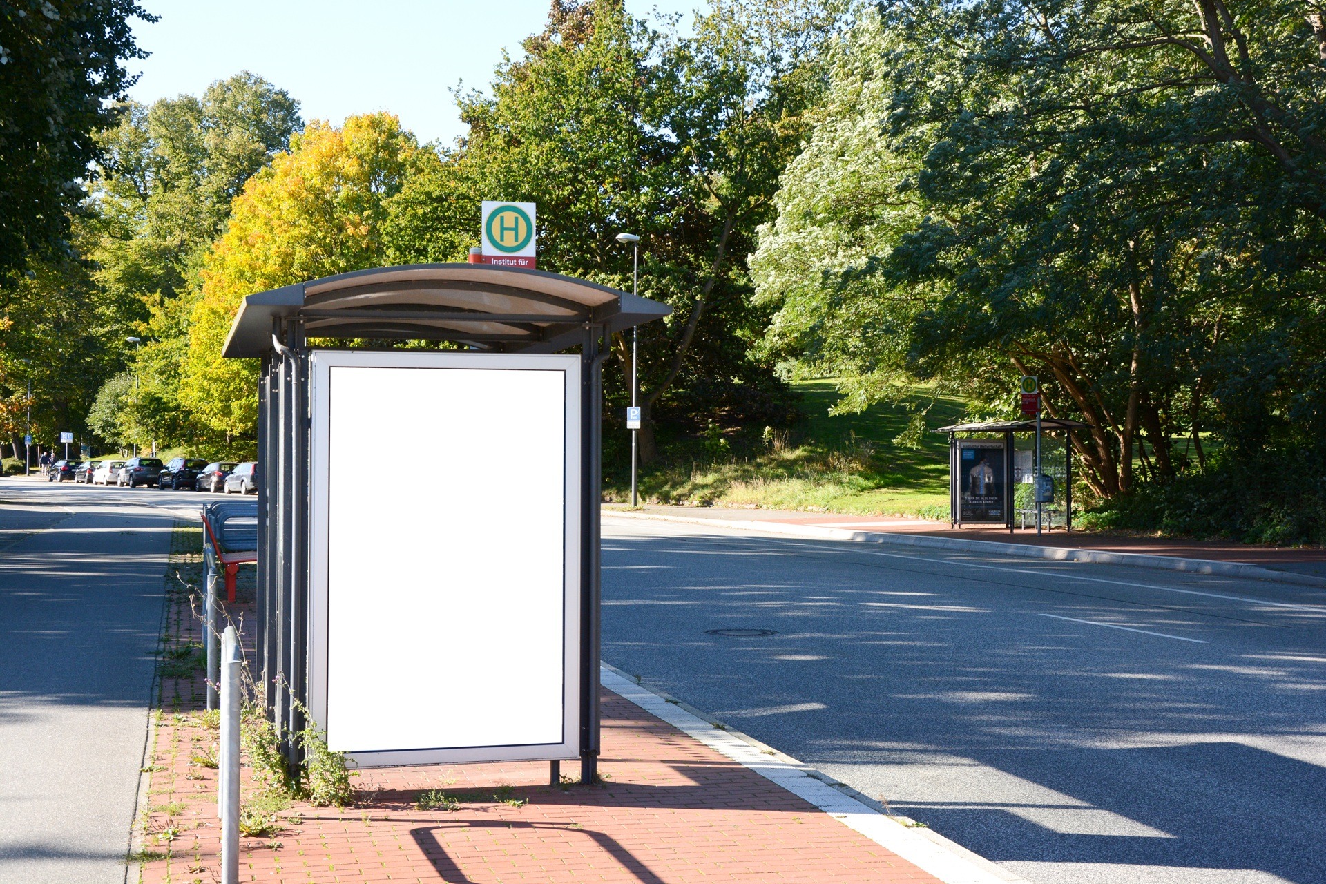 Leere Werbefläche an Bushaltestelle bei sonnigem Wetter | Bauzaunbanner