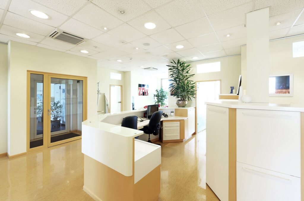 Moderner Empfangsbereich mit maßgefertigtem Mobiliar | Möbelbau Berlin